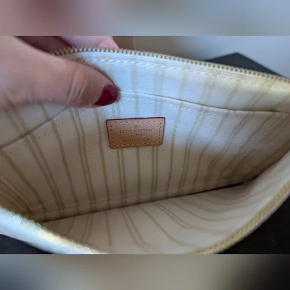 Checkered Wristlet Pochette - Picture 7 of 8